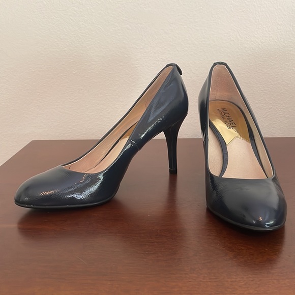 Michael Kors Navy Patent Leather Almond Toe Pumps Size 7 - Picture 2 of 6